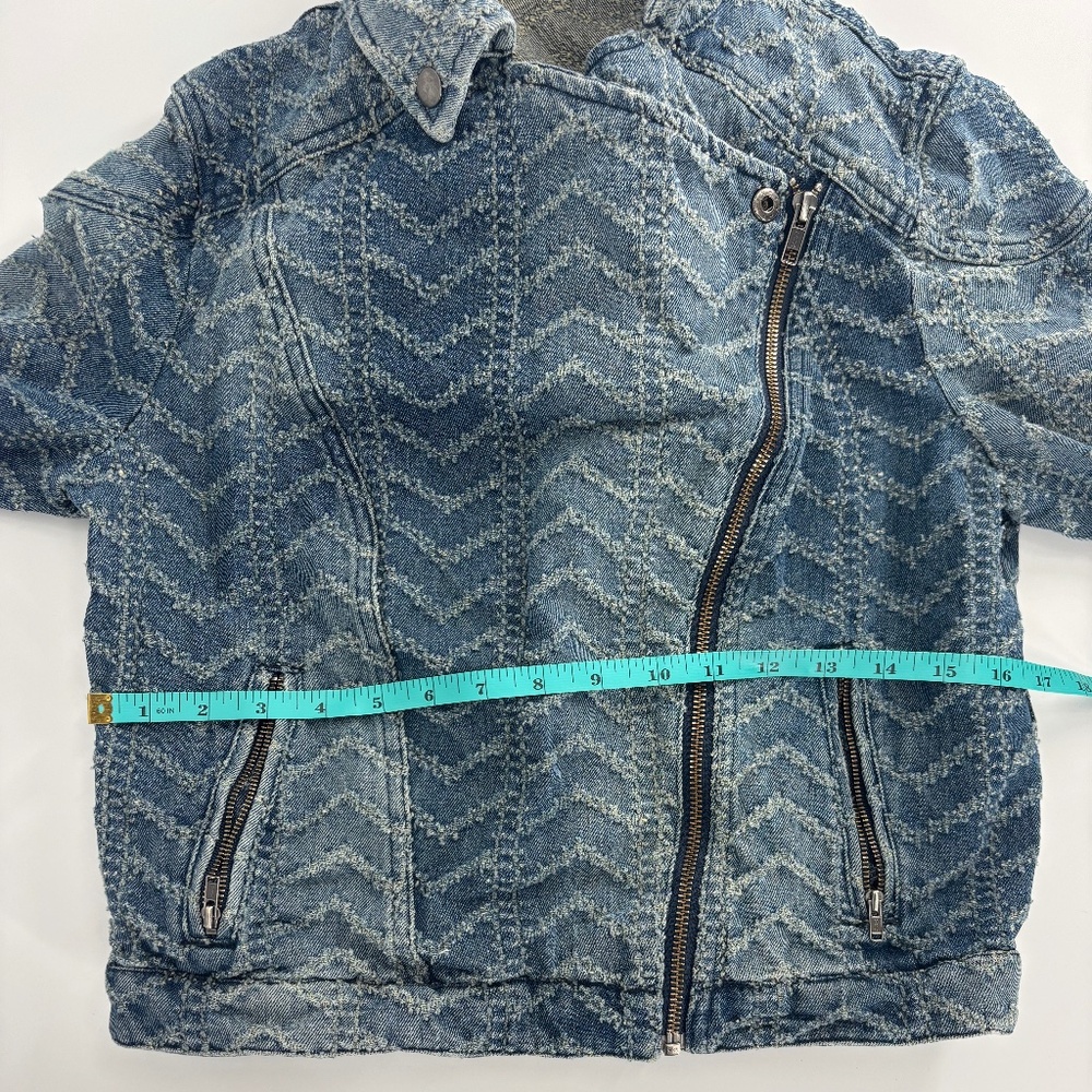 FREE PEOPLE Asymmetrical Denim JEAN Jacket Blue Distressed zipper detail Size 8 - Picture 4 of 7
